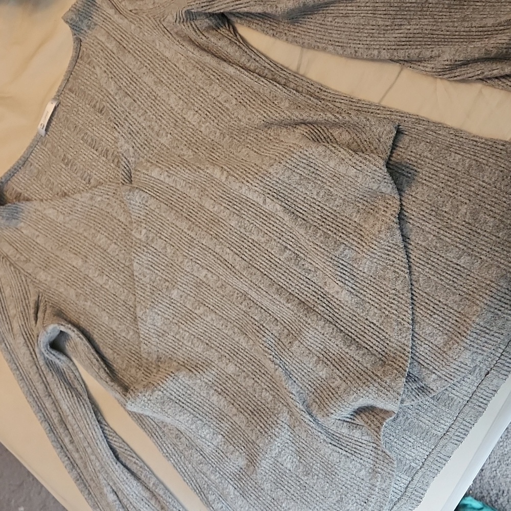 Gray V-Neck Ribbed Sweater - Picture 3 of 3